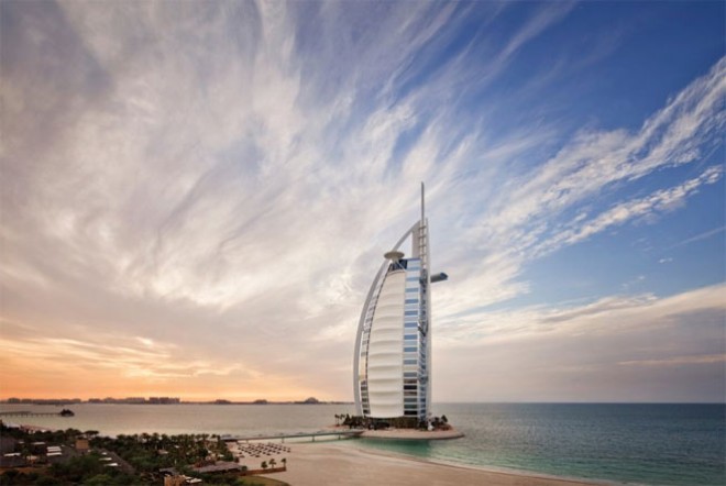Khách sạn Burj Al Arab nằm trên một hòn đảo nhân tạo ở Dubai, nhìn ra Vịnh Persian. Với 20 phòng 2 tầng siêu sang, 4 bể bơi, một câu lạc bộ bãi biển riêng, dịch vụ quản gia theo yêu cầu của từng khách, đưa đón khách từ sân bay bằng xe Rolls Royce, Mercedes hoặc máy bay trực thăng… Burj Al Arab xứng đáng nằm ở đỉnh cao nhất của sự sang trọng trong lĩnh vực khách sạn trên toàn cầu.