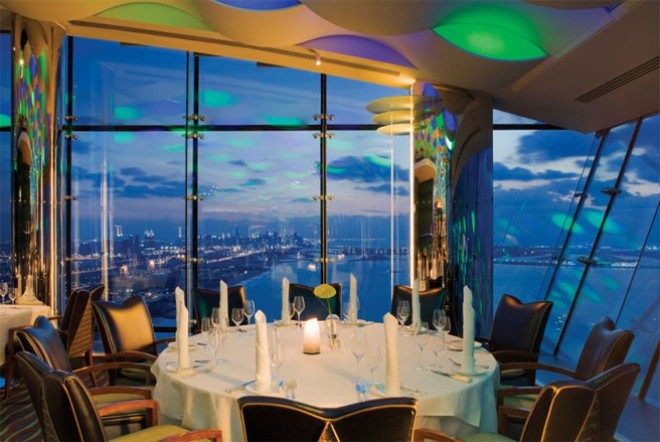 Nếu muốn ngắm nhìn đường chân trời của Dubai, hãy tới ăn ở nhà hàng Al Muntaha nằm trên tầng thứ 27 của khách sạn Burj Al Arab. Nhà hàng này có hướng nhìn ra Vịnh Persian.