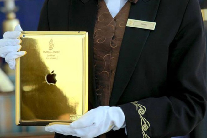 Mới đây, Burj Al Arab còn bắt đầu cung cấp những chiếc máy tính bảng iPad làm bằng vàng ròng 24 carat cho khách sử dụng trong thời gian lưu trú, xem đây như một “nhân viên phục vụ ảo” cho khách.