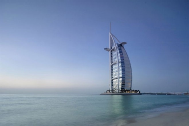 Theo trang Business Insider, đây là khách sạn cao thứ tư trên thế giới, nổi tiếng với hình dáng giống như một cánh buồm trên mặt biển. Có rất nhiều những dịch vụ đẳng cấp ở Burj Al Arab mà nhiều người có thể cho là sự xa xỉ thừa thãi, nhưng với mức giá tối thiểu 1.500 USD/đêm cho một phòng đôi, khách xứng đáng được hưởng sự xa xỉ như vậy.