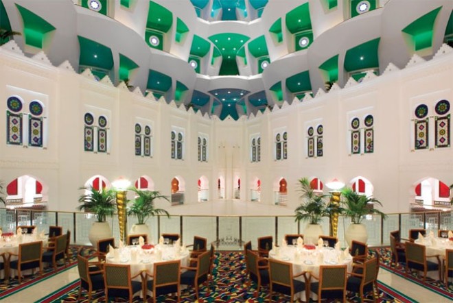 Phòng lớn nằm cạnh sảnh chính này cũng mang phong cách Hồi giáo.