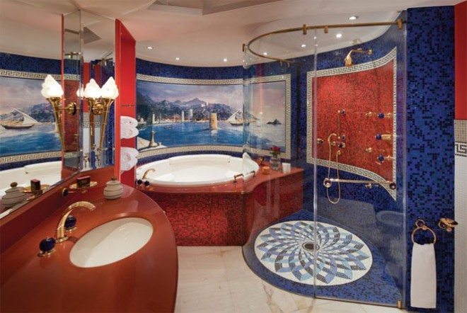 Các phòng tắm cũng toát lên sự sang trọng đặc biệt, với bể tắm Jacuzzi lát đá marble và những loại gạch đặc biệt.