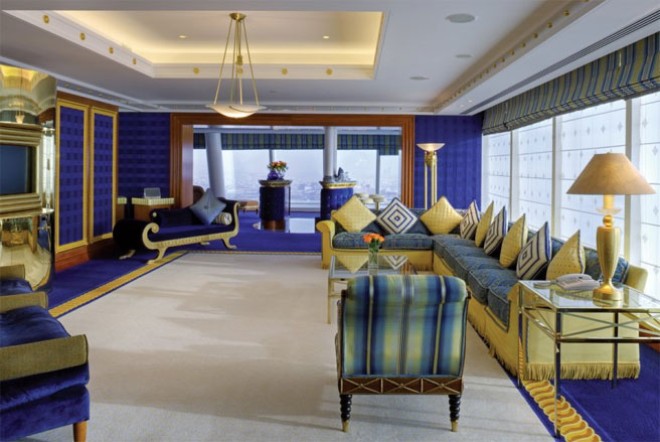 Một số phòng, như phòng Diplomatic Suite này, có phòng khách lớn để tiếp khách.